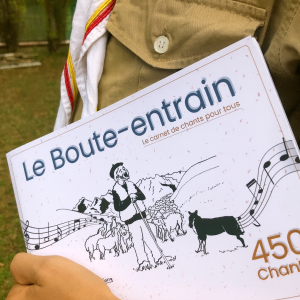 carnet d echants tenu par un scout
