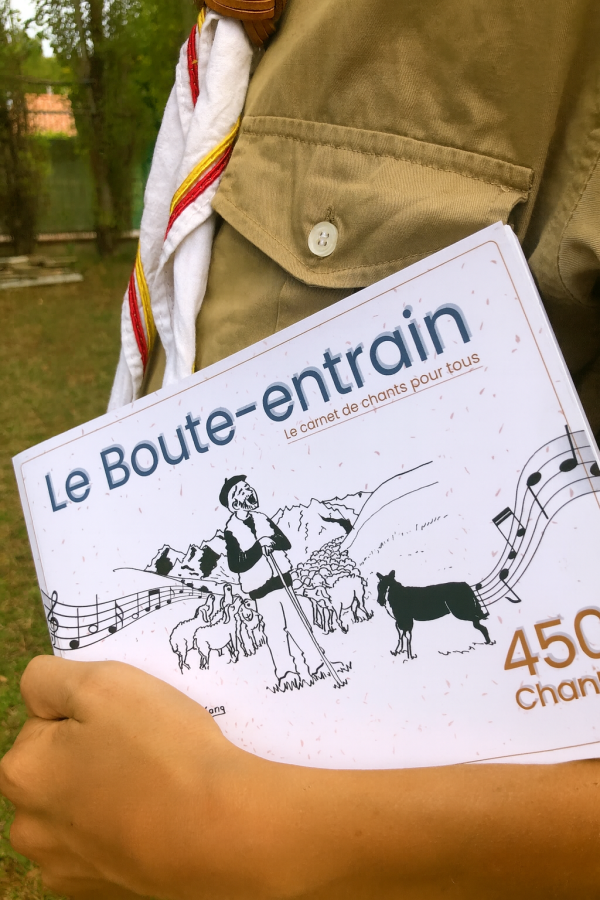 carnet d echants tenu par un scout