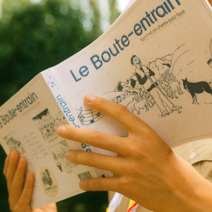 carnet de chant tenu par un scout