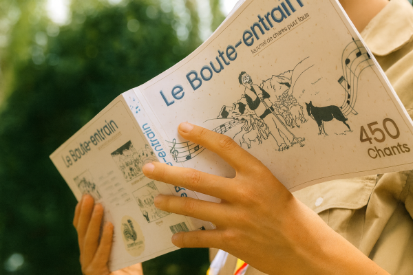 carnet de chant tenu par un scout